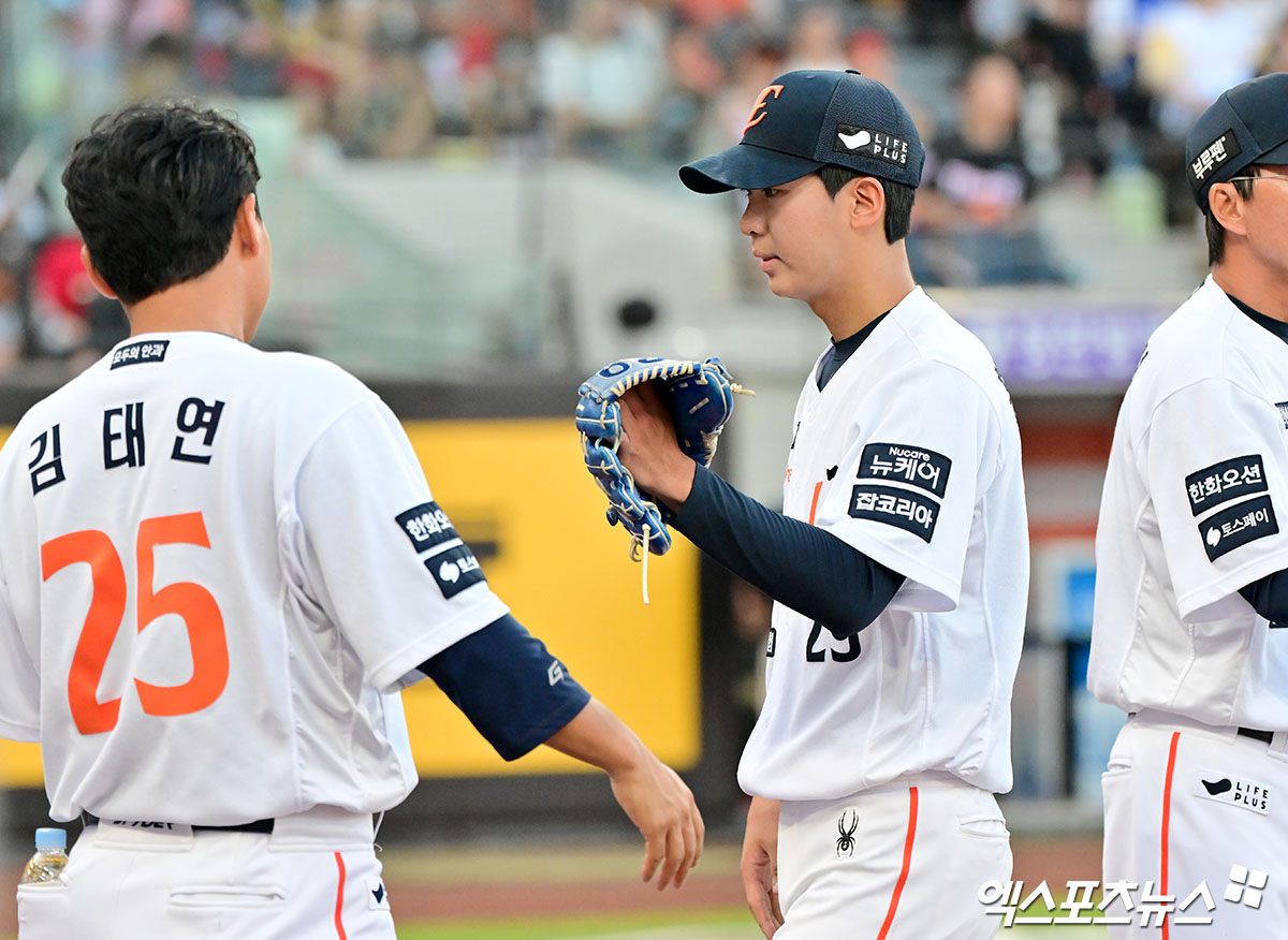 10일 오후 대전 한화생명 볼파크에서 열린 '2025 신한 SOL Bank KBO리그' KIA 타이거즈와 한화 이글스의 경기, 1회초 수비를 마친 한화 황준서가 더그아웃으로 향하고 있다. 대전, 김한준 기자