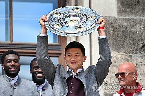 김민재가 스페인 최고 명문이자 축구인들이라면 누구나 가고 싶어하는 '꿈의 구단' FC바르셀로나에 갈 가능성이 생겼다. 독일 매체 'TZ'는 11일 바르셀로나가 뮌헨 수비 듀오 김민재, 다요 우파메카노에 대해 문의했다고 보도했다. 매체는 '주전 수비수 로날드 아라우호가 바르셀로나를 떠날 수 있는 이벤트에서 계획되고 있다. 바르셀로나 스포츠 디렉터 데쿠가 우파메카노의 플레이스타일과 김민재의 강점, 특히 경기 빌드업과 경합 습관을 좋아한다'고 설명했다. 김민재는 지난 2년간 독일 최고 명문이자 세계적인 구단 바이에른 뮌헨에서 뛰었으나 매 시즌 후반기에 부진하다보니 올여름엔 매물로 나온 상태다. 연합뉴스