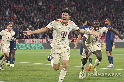 김민재가 스페인 최고 명문이자 축구인들이라면 누구나 가고 싶어하는 '꿈의 구단' FC바르셀로나에 갈 가능성이 생겼다. 독일 매체 'TZ'는 11일 바르셀로나가 뮌헨 수비 듀오 김민재, 다요 우파메카노에 대해 문의했다고 보도했다. 매체는 '주전 수비수 로날드 아라우호가 바르셀로나를 떠날 수 있는 이벤트에서 계획되고 있다. 바르셀로나 스포츠 디렉터 데쿠가 우파메카노의 플레이스타일과 김민재의 강점, 특히 경기 빌드업과 경합 습관을 좋아한다'고 설명했다. 김민재는 지난 2년간 독일 최고 명문이자 세계적인 구단 바이에른 뮌헨에서 뛰었으나 매 시즌 후반기에 부진하다보니 올여름엔 매물로 나온 상태다. 연합뉴스