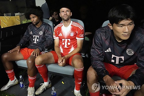 김민재가 스페인 최고 명문이자 축구인들이라면 누구나 가고 싶어하는 '꿈의 구단' FC바르셀로나에 갈 가능성이 생겼다. 독일 매체 'TZ'는 11일 바르셀로나가 뮌헨 수비 듀오 김민재, 다요 우파메카노에 대해 문의했다고 보도했다. 매체는 '주전 수비수 로날드 아라우호가 바르셀로나를 떠날 수 있는 이벤트에서 계획되고 있다. 바르셀로나 스포츠 디렉터 데쿠가 우파메카노의 플레이스타일과 김민재의 강점, 특히 경기 빌드업과 경합 습관을 좋아한다'고 설명했다. 김민재는 지난 2년간 독일 최고 명문이자 세계적인 구단 바이에른 뮌헨에서 뛰었으나 매 시즌 후반기에 부진하다보니 올여름엔 매물로 나온 상태다. 연합뉴스