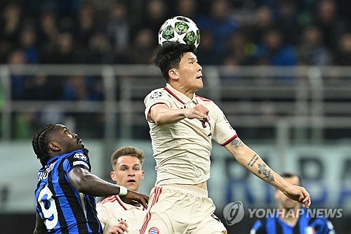 김민재가 스페인 최고 명문이자 축구인들이라면 누구나 가고 싶어하는 '꿈의 구단' FC바르셀로나에 갈 가능성이 생겼다. 독일 매체 'TZ'는 11일 바르셀로나가 뮌헨 수비 듀오 김민재, 다요 우파메카노에 대해 문의했다고 보도했다. 매체는 '주전 수비수 로날드 아라우호가 바르셀로나를 떠날 수 있는 이벤트에서 계획되고 있다. 바르셀로나 스포츠 디렉터 데쿠가 우파메카노의 플레이스타일과 김민재의 강점, 특히 경기 빌드업과 경합 습관을 좋아한다'고 설명했다. 김민재는 지난 2년간 독일 최고 명문이자 세계적인 구단 바이에른 뮌헨에서 뛰었으나 매 시즌 후반기에 부진하다보니 올여름엔 매물로 나온 상태다. 연합뉴스