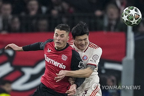 김민재가 스페인 최고 명문이자 축구인들이라면 누구나 가고 싶어하는 '꿈의 구단' FC바르셀로나에 갈 가능성이 생겼다. 독일 매체 'TZ'는 11일 바르셀로나가 뮌헨 수비 듀오 김민재, 다요 우파메카노에 대해 문의했다고 보도했다. 매체는 '주전 수비수 로날드 아라우호가 바르셀로나를 떠날 수 있는 이벤트에서 계획되고 있다. 바르셀로나 스포츠 디렉터 데쿠가 우파메카노의 플레이스타일과 김민재의 강점, 특히 경기 빌드업과 경합 습관을 좋아한다'고 설명했다. 김민재는 지난 2년간 독일 최고 명문이자 세계적인 구단 바이에른 뮌헨에서 뛰었으나 매 시즌 후반기에 부진하다보니 올여름엔 매물로 나온 상태다. 연합뉴스