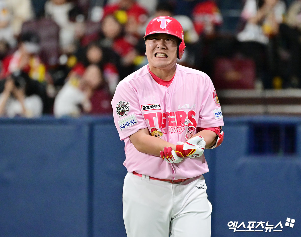 5일 오후 서울 구로구 고척스카이돔에서 열린 '2025 신한 SOL Bank KBO리그' KIA 타이거즈와 키움 히어로즈의 경기, 8회초 1사 KIA 이우성이 사구에 맞은 후 고통을 호소하고 있다. 엑스포츠뉴스 DB