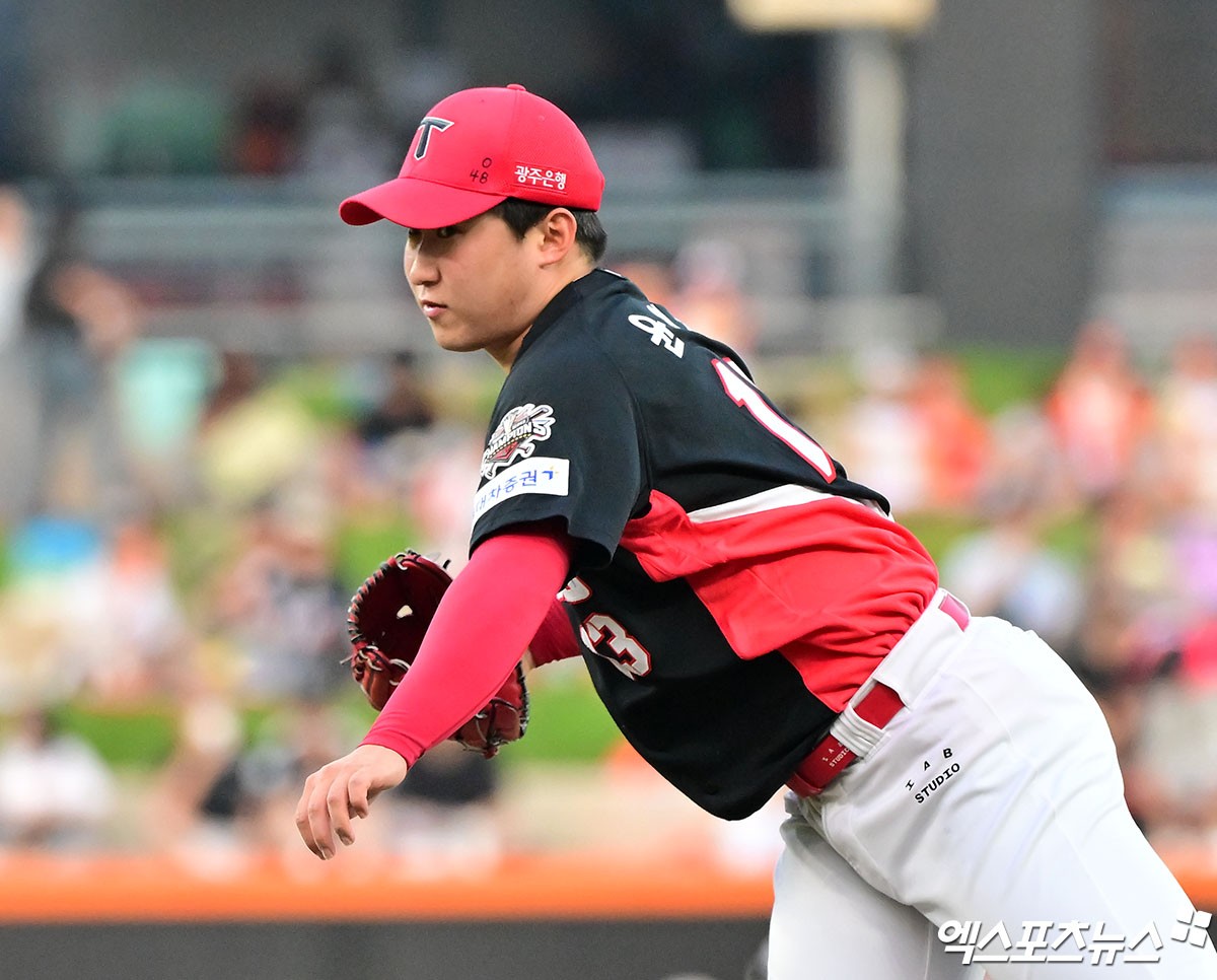 8일 오후 대전 한화생명 볼파크에서 열린 '2025 신한 SOL Bank KBO리그' KIA 타이거즈와 한화 이글스의 경기, 1회말 KIA 선발투수 윤영철이 공을 힘차게 던지고 있다. 엑스포츠뉴스DB