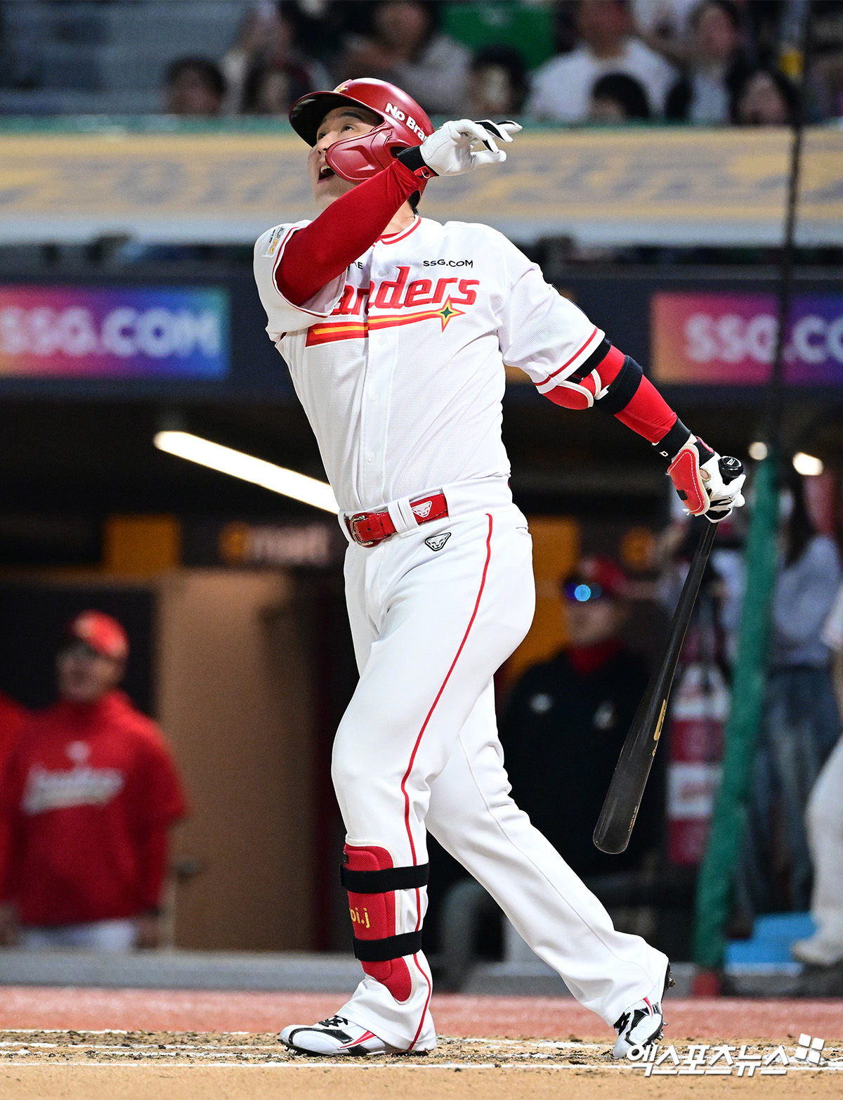 13일 오후 인천SSG랜더스필드에서 열린 '2025 신한 SOL Bank KBO리그' NC 다이노스와 SSG 랜더스의 경기, 6회말 2사 1루 SSG 최정이 KBO 최초 500호 홈런을 날리고 있다. 엑스포츠뉴스DB