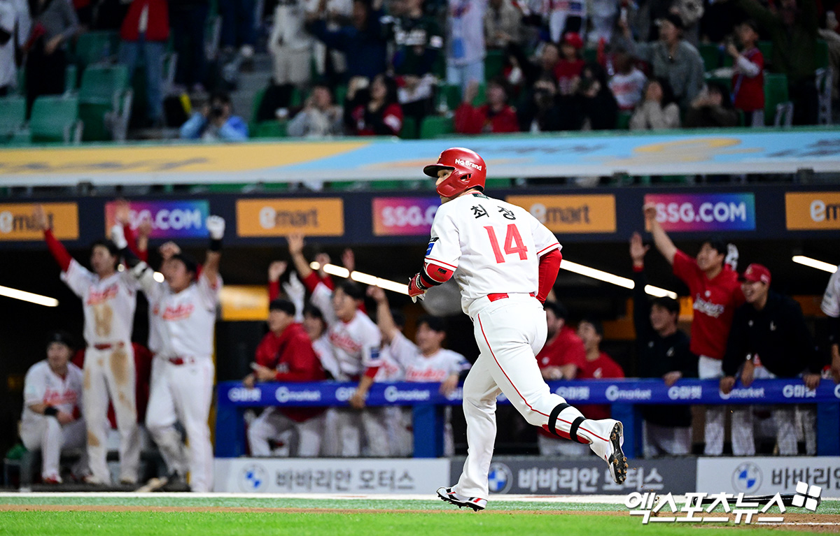 13일 오후 인천SSG랜더스필드에서 열린 '2025 신한 SOL Bank KBO리그' NC 다이노스와 SSG 랜더스의 경기, 6회말 2사 1루 SSG 최정이 500호 홈런을 날린 뒤 그라운드를 돌고 있다. 엑스포츠뉴스DB