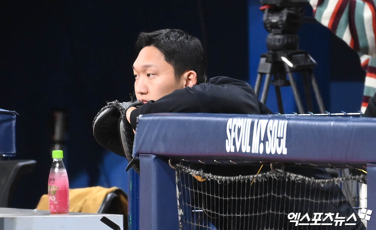 NC 다이노스 투수 구창모가 상무 야구단 시절 국가대표팀과의 연습경기를 지켜보고 있다. 엑스포츠뉴스 DB