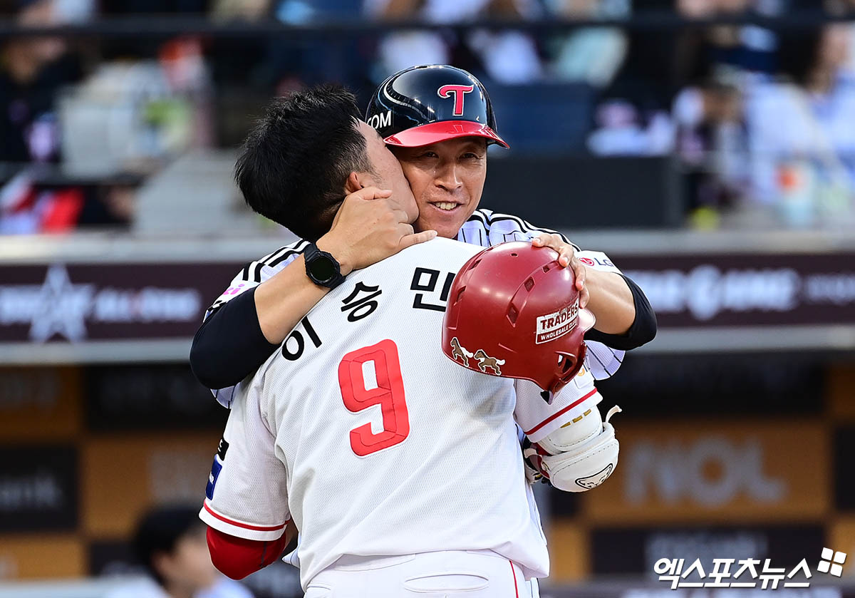 11일 오후 대전한화생명볼파크에서 열린 '2025 신한 SOL Bank KBO 퓨처스 올스타전' 남부리그와 북부리그의 경기, 2회말 2사 1,2루 북부 이승민이 대기 타석에서 아버지 LG 이병규 퓨처스 감독과 퍼포먼스를 선보이고 있다. 대전, 박지영 기자