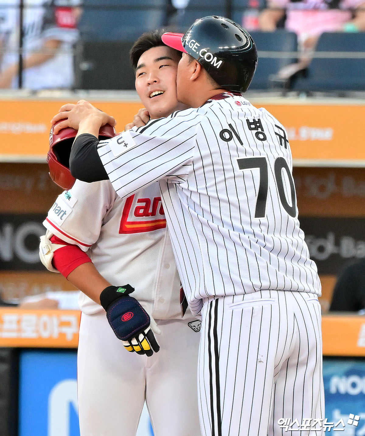 11일 오후 대전한화생명볼파크에서 열린 '2025 신한 SOL Bank KBO 퓨처스 올스타전' 남부리그와 북부리그의 경기, 2회말 북부 이병규 코치가 이승민에게 볼뽀뽀를 하고 있다. 대전, 김한준 기자