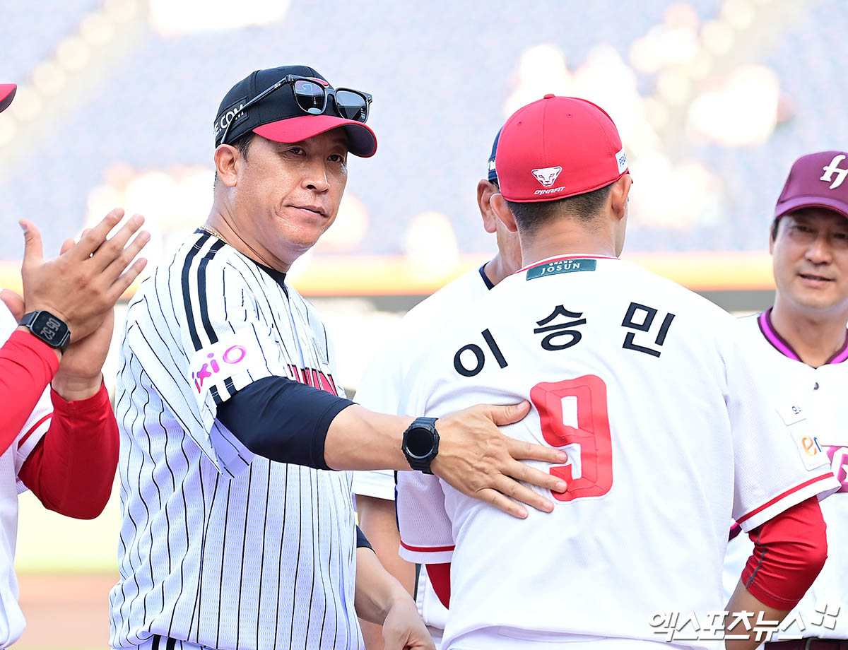 11일 오후 대전한화생명볼파크에서 열린 '2025 신한 SOL Bank KBO 퓨처스 올스타전' 남부리그와 북부리그의 경기, LG 이병규 퓨처스 감독이 아들 SSG 이승민을 격려하고 있다. 대전, 박지영 기자