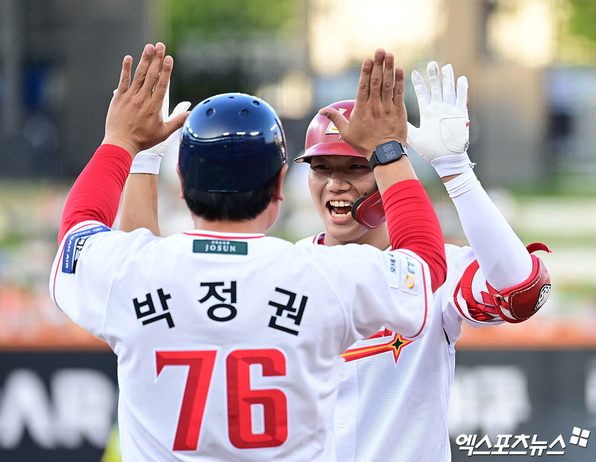 11일 오후 대전한화생명볼파크에서 열린 '2025 신한 SOL Bank KBO 퓨처스 올스타전' 남부리그와 북부리그의 경기, 3회말 2사 만루 북부 최윤석이 2타점 적시타를 때려낸 뒤 박정권 감독과 하이파이브를 나누고 있다. 대전, 박지영 기자