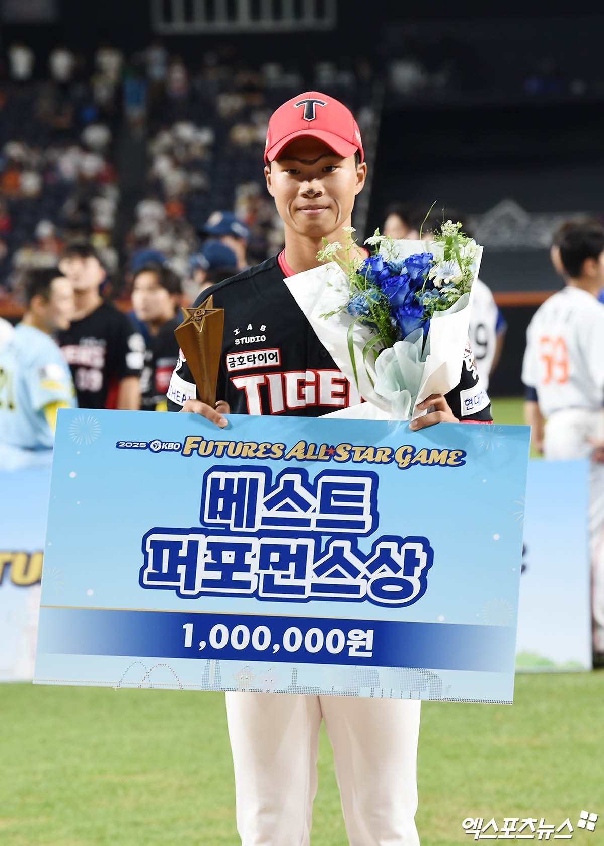 11일 오후 대전한화생명볼파크에서 열린 '2025 신한 SOL Bank KBO 퓨처스 올스타전' 남부리그와 북부리그의 경기, 북부리그가 4:2의 스코어로 승리했다.  경기 종료 후 KIA 박재현이 베스트 퍼포먼스상 수상 기념 촬영을 하고 있다. 대전, 박지영 기자