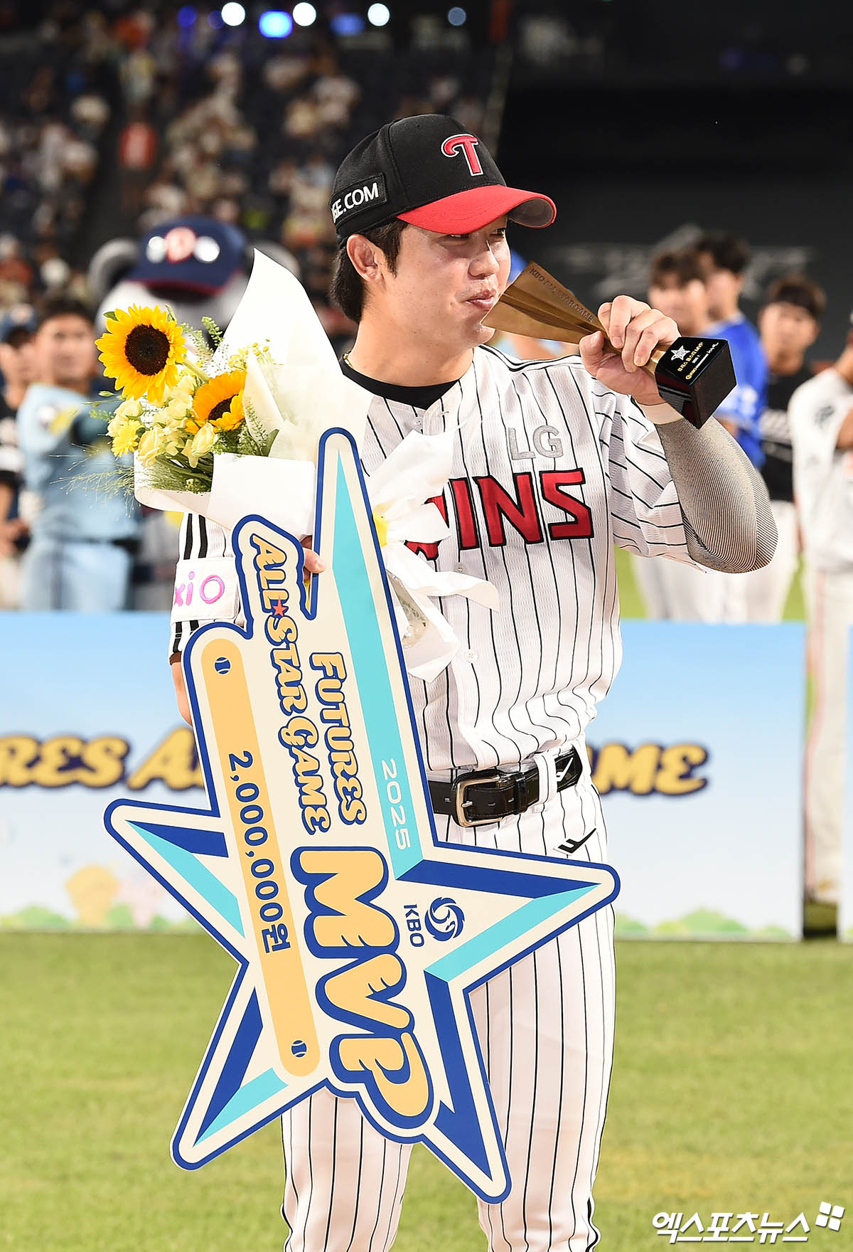 11일 오후 대전한화생명볼파크에서 열린 '2025 신한 SOL Bank KBO 퓨처스 올스타전' 남부리그와 북부리그의 경기, 북부리그가 4:2의 스코어로 승리했다. 경기 종료 후 LG 손용준이 퓨처스 올스타 MVP 기념 촬영을 하고 있다. 대전, 박지영 기자