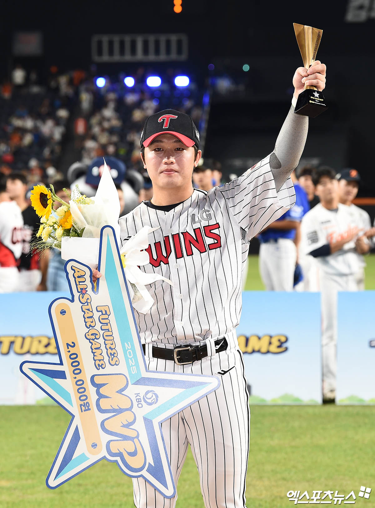 11일 오후 대전한화생명볼파크에서 열린 '2025 신한 SOL Bank KBO 퓨처스 올스타전' 남부리그와 북부리그의 경기, 북부리그가 4:2의 스코어로 승리했다. 경기 종료 후 LG 손용준이 퓨처스 올스타 MVP 기념 촬영을 하고 있다. 대전, 박지영 기자