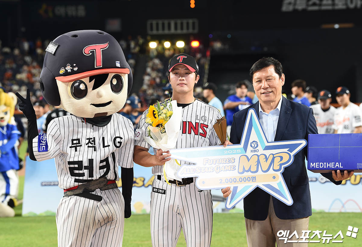 11일 오후 대전한화생명볼파크에서 열린 '2025 신한 SOL Bank KBO 퓨처스 올스타전' 남부리그와 북부리그의 경기, 북부리그가 4:2의 스코어로 승리했다. 경기 종료 후 LG 손용준이 퓨처스 올스타 MVP 기념 촬영을 하고 있다. 대전, 박지영 기자