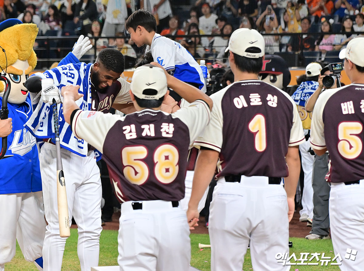 11일 오후 대전한화생명볼파크에서 열린 '2025 신한 SOL Bank KBO 올스타전 홈런레이스, 삼성 디아즈가 홈런레이스 우승을 차지했다. 홈런레이스에서 우승을 차지한 삼성 디아즈가 동료들의 축하를 받고 있다. 대전, 김한준 기자