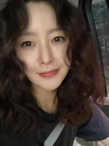 김희선, 20대 비주얼 포착 '난리' 나더니…히피펌 헤어로 '깜찍' 외모 자랑 [★해시태그]