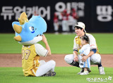 박건우 '단디 탈 쓰고 하솜이와 인사'[포토]