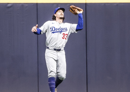 LA 다저스가 미네소타 트윈스 마무리 투수 요한 두란 영입을 위해 외야수 제임스 아웃맨을 넘길 수 있다는 미국 매체 전망이 나왔다. 한 때 아웃맨과 메이저리그 콜업 경쟁을 펼쳤던 김혜성의 달라진 위상이 느껴지는 분위기다. 연합뉴스