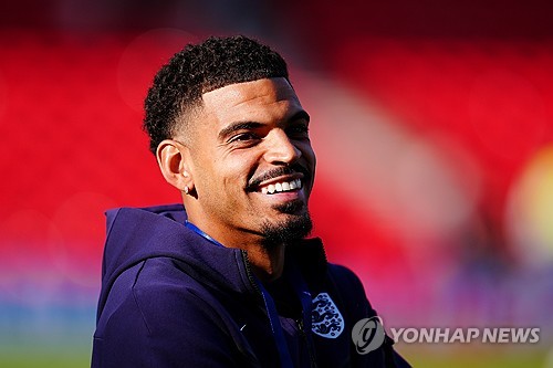 토트넘이 상대 구단의 동의를 받지 않고 계약 기간이 남은 선수에게 미리 접촉하는, 이른바 탬퍼링을 깁스-화이트에게 시도했다는 의혹을 받고 있다. 보도에 따르면 깁스-화이트의 소속팀인 노팅엄 포레스트는 토트넘이 깁스-화이트와 접촉하는 과정에서 탬퍼링을 시도했는지 검토하고, 경우에 따라 토트넘을 상대로 법적 대응을 검토 중인 것으로 알려졌다. 사진 연합뉴스