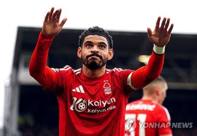 토트넘이 상대 구단의 동의를 받지 않고 계약 기간이 남은 선수에게 미리 접촉하는, 이른바 탬퍼링을 깁스-화이트에게 시도했다는 의혹을 받고 있다. 보도에 따르면 깁스-화이트의 소속팀인 노팅엄 포레스트는 토트넘이 깁스-화이트와 접촉하는 과정에서 탬퍼링을 시도했는지 검토하고, 경우에 따라 토트넘을 상대로 법적 대응을 검토 중인 것으로 알려졌다. 사진 연합뉴스