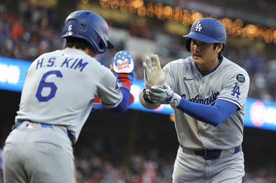 LA 다저스 유틸리티 플레이어 김혜성이 12일 샌프란시스코전에서 선발 출전해 3안타 2도루 1득점으로 맹활약했다. 김혜성은 두 차례 2루 도루를 가볍게 성공해 시즌 11도루 달성과 함께 연속 도루 성공 기록을 이어갔다. 연합뉴스