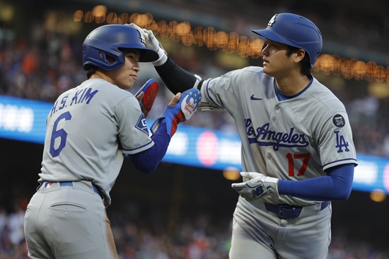 LA 다저스 유틸리티 플레이어 김혜성이 12일 샌프란시스코전에서 선발 출전해 3안타 2도루 1득점으로 맹활약했다. 김혜성은 두 차례 2루 도루를 가볍게 성공해 시즌 11도루 달성과 함께 연속 도루 성공 기록을 이어갔다. 연합뉴스