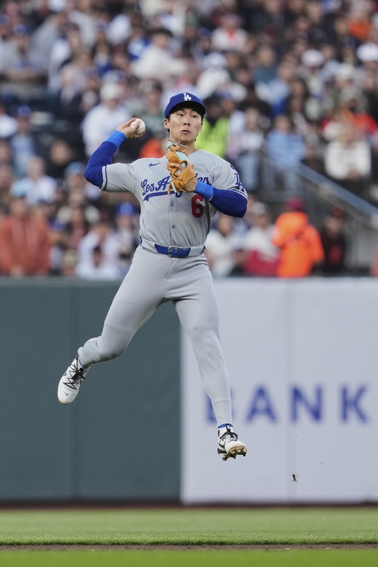 LA 다저스 유틸리티 플레이어 김혜성이 12일 샌프란시스코전에서 선발 출전해 3안타 2도루 1득점으로 맹활약했다. 김혜성은 두 차례 2루 도루를 가볍게 성공해 시즌 11도루 달성과 함께 연속 도루 성공 기록을 이어갔다. 연합뉴스