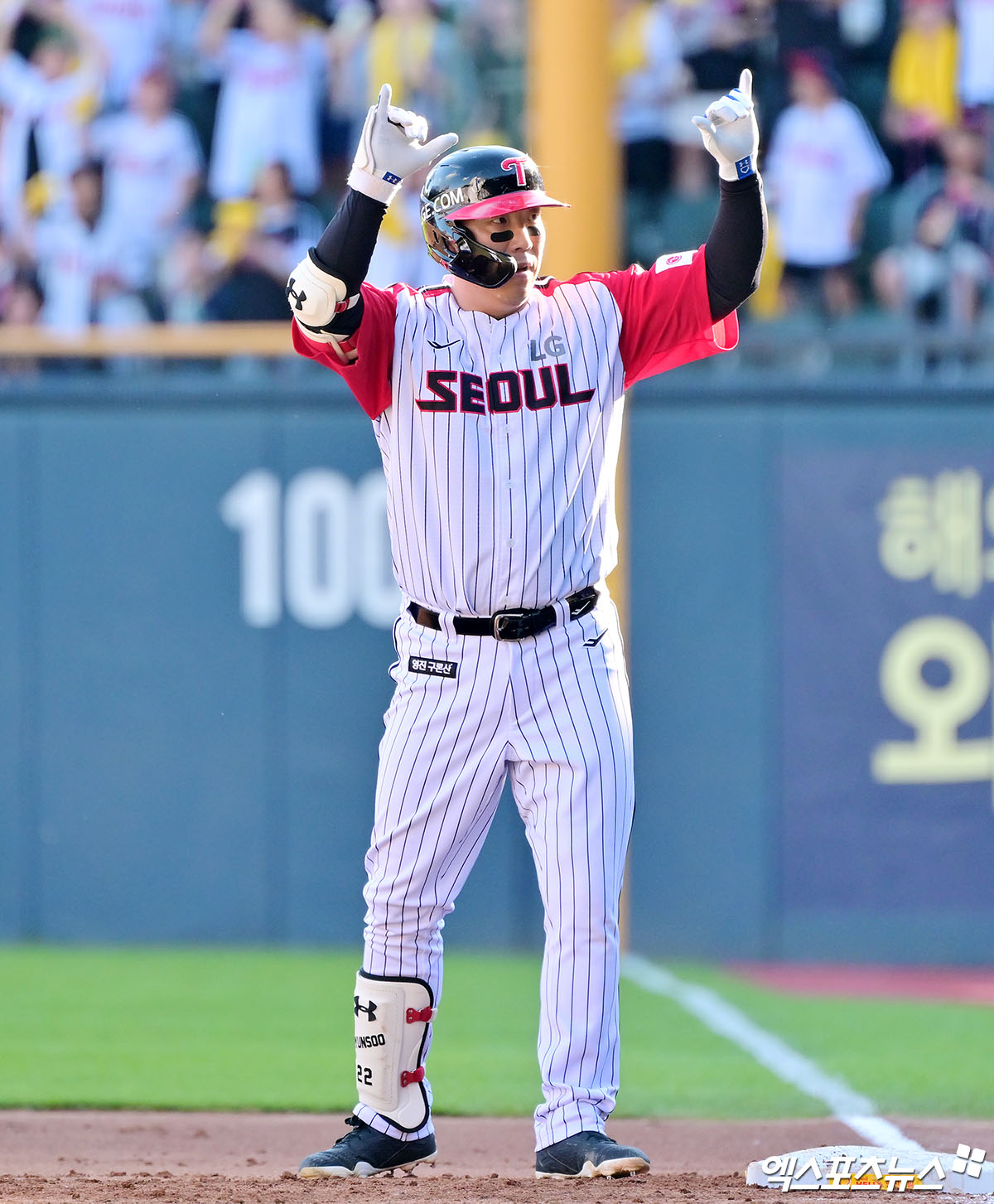 LG 트윈스 외야수 김현수가 12일 대전 한화생명 볼파크에서 열리는 2025 신한 SOL Bank KBO 올스타전에 나눔 올스타 소속으로 출전하며 KBO 역대 통산 최다 올스타 출전 신기록을 세우게 됐다. 레전드 양준혁(전 삼성 라이온즈)의 15회를 넘어 총 16회 출장. 더불어 14년 연속 출장(2008~2025, 해외 진출 2016~2017년 제외)을 달성해 양준혁이 보유한 13년 연속 출장(1995~2007년)도 넘어서게 됐다. 엑스포츠뉴스DB