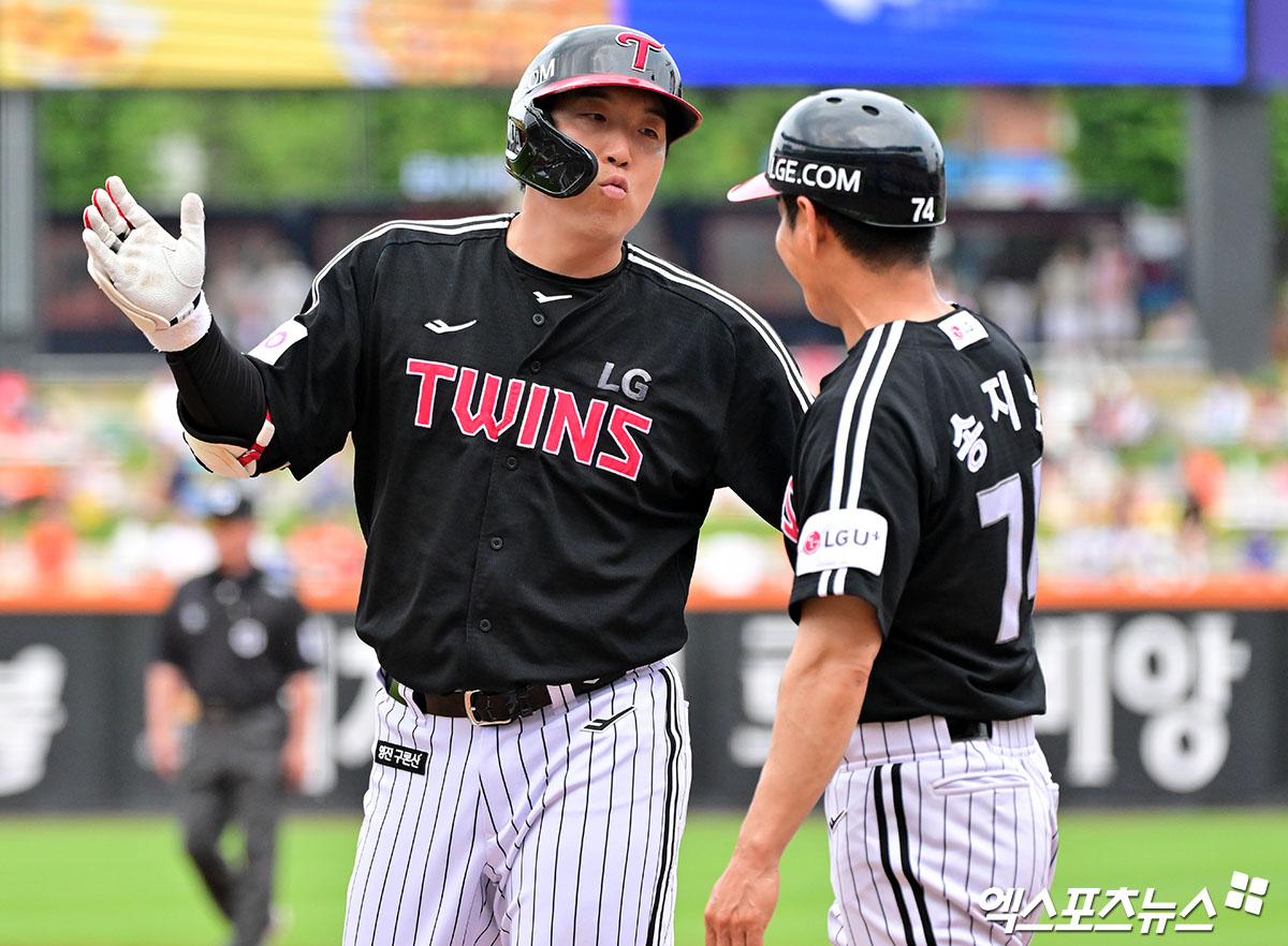 LG 트윈스 외야수 김현수가 12일 대전 한화생명 볼파크에서 열리는 2025 신한 SOL Bank KBO 올스타전에 나눔 올스타 소속으로 출전하며 KBO 역대 통산 최다 올스타 출전 신기록을 세우게 됐다. 레전드 양준혁(전 삼성 라이온즈)의 15회를 넘어 총 16회 출장. 더불어 14년 연속 출장(2008~2025, 해외 진출 2016~2017년 제외)을 달성해 양준혁이 보유한 13년 연속 출장(1995~2007년)도 넘어서게 됐다. 엑스포츠뉴스DB