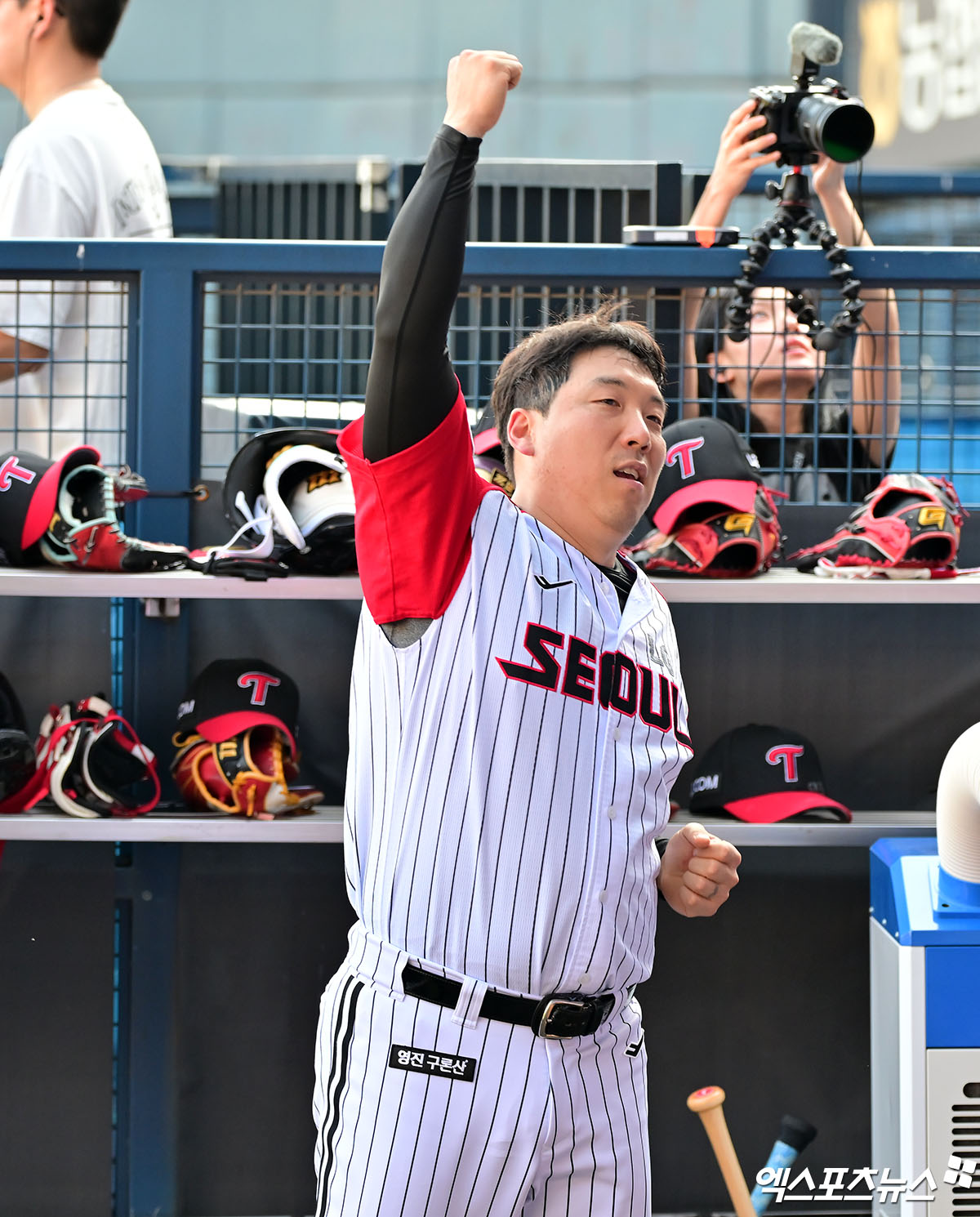 LG 트윈스 외야수 김현수가 12일 대전 한화생명 볼파크에서 열리는 2025 신한 SOL Bank KBO 올스타전에 나눔 올스타 소속으로 출전하며 KBO 역대 통산 최다 올스타 출전 신기록을 세우게 됐다. 레전드 양준혁(전 삼성 라이온즈)의 15회를 넘어 총 16회 출장. 더불어 14년 연속 출장(2008~2025, 해외 진출 2016~2017년 제외)을 달성해 양준혁이 보유한 13년 연속 출장(1995~2007년)도 넘어서게 됐다. 엑스포츠뉴스DB