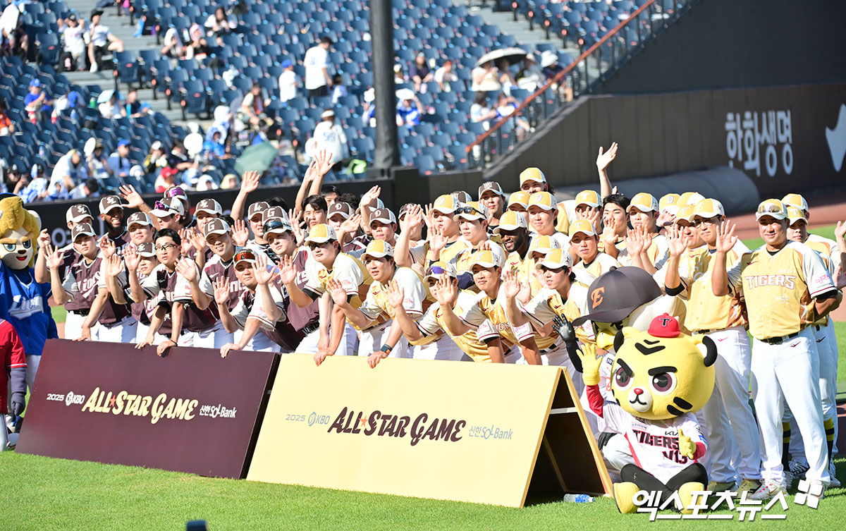 12일 오후 대전한화생명볼파크에서 열린 '2025 신한 SOL Bank KBO 올스타전' 드림 올스타와 나눔 올스타의 경기, 경기 전 올스타 선수들이 기념촬영을 갖고 있다. 대전, 김한준 기자