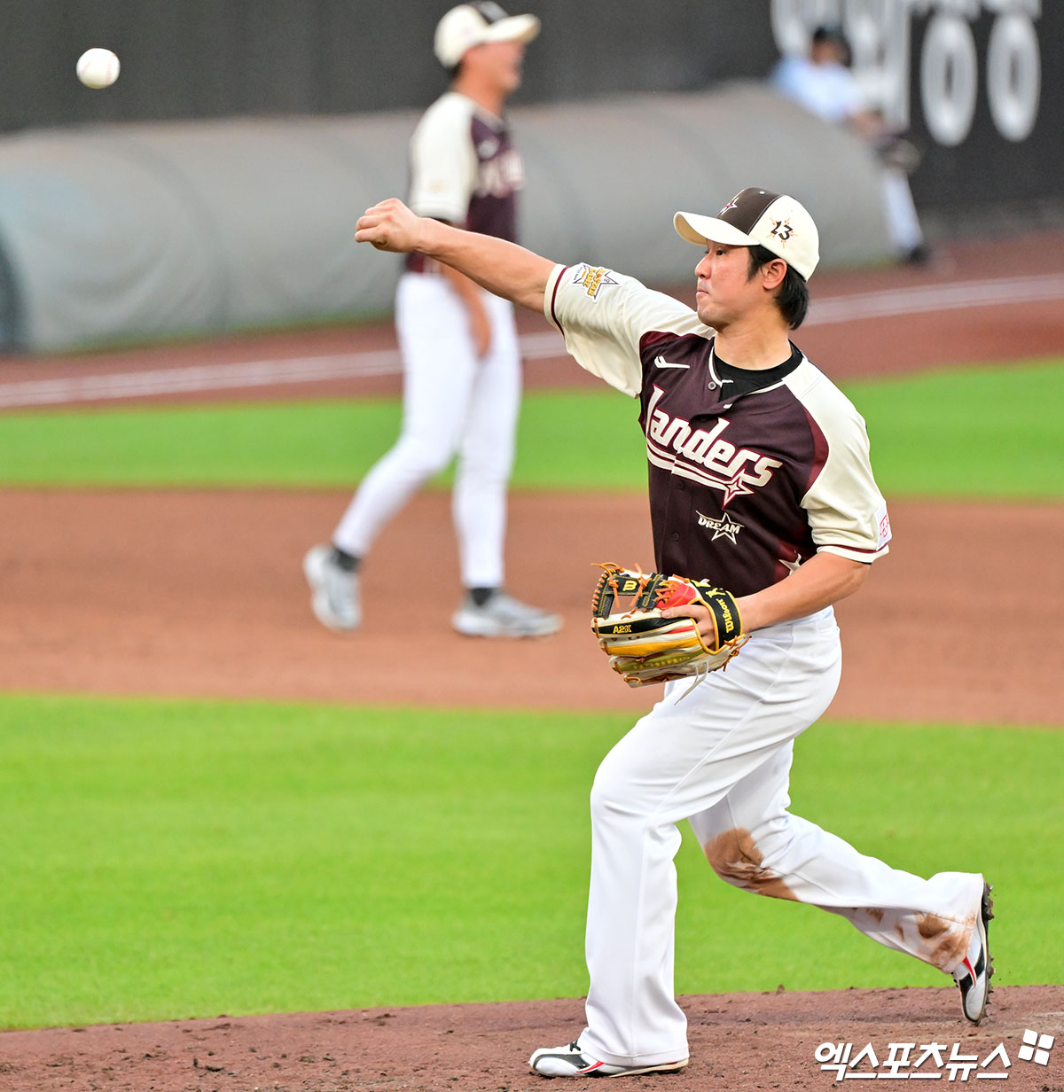 12일 오후 대전한화생명볼파크에서 열린 '2025 신한 SOL Bank KBO 올스타전' 드림 올스타와 나눔 올스타의 경기, 나눔 올스타 최정이 공을 힘차게 던지고 있다. 엑스포츠뉴스 대전, 김한준 기자