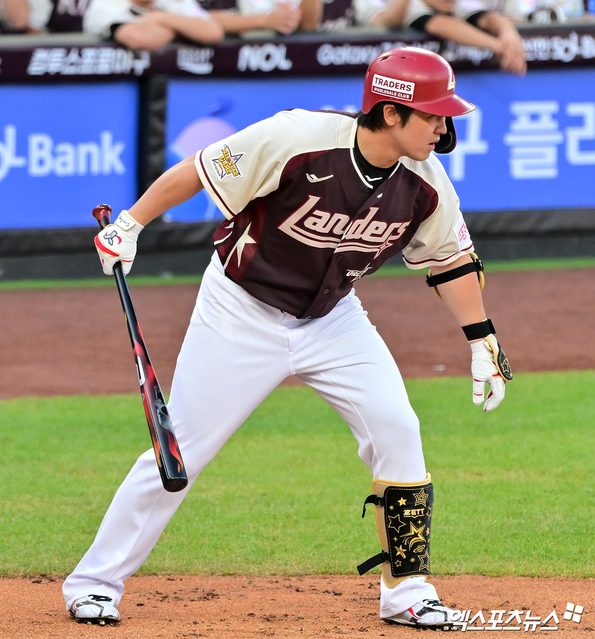 12일 오후 대전한화생명볼파크에서 열린 '2025 신한 SOL Bank KBO 올스타전' 드림 올스타와 나눔 올스타의 경기, 1회초 드림 올스타 최정이 사구에 맞은 후 마운드로 향할 듯한 포즈를 취하고 있다. 엑스포츠뉴스 대전, 김한준 기자