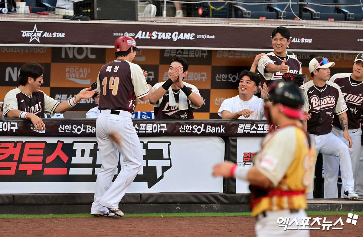 12일 오후 대전한화생명볼파크에서 열린 '2025 신한 SOL Bank KBO 올스타전' 드림 올스타와 나눔 올스타의 경기, 1회초 드림 올스타 최정이 득점 후 하이파이브를 하고 있다. 엑스포츠뉴스 대전, 김한준 기자