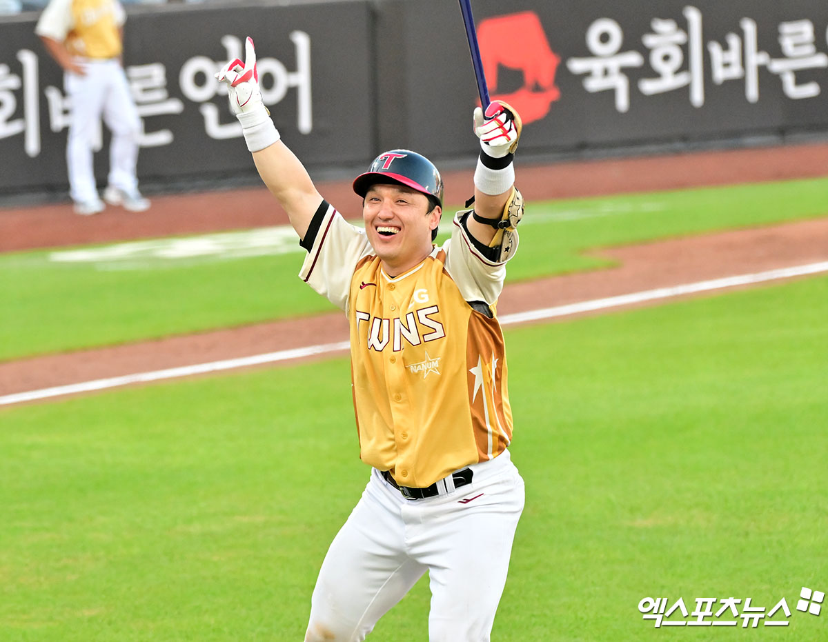 12일 오후 대전한화생명볼파크에서 열린 '2025 신한 SOL Bank KBO 올스타전' 드림 올스타와 나눔 올스타의 경기, 드림 올스타 박동원이 투런 홈런을 날리고 있다. 엑스포츠뉴스 대전, 김한준 기자