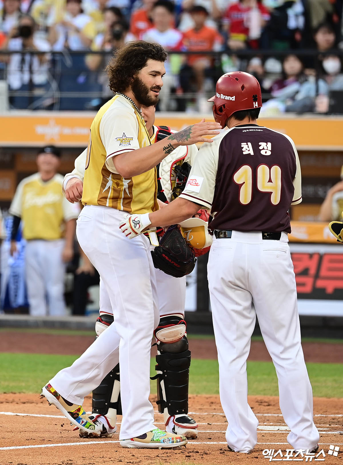 12일 오후 대전 한화생명볼파크에서 열린 '2025 신한 SOL Bank KBO 올스타전' 드림 올스타와 나눔 올스타의 경기, 1회초 2사 나눔 선발투수 폰세가 드림 최정에게 사구에 대해 사과하고 있다. 대전, 박지영 기자