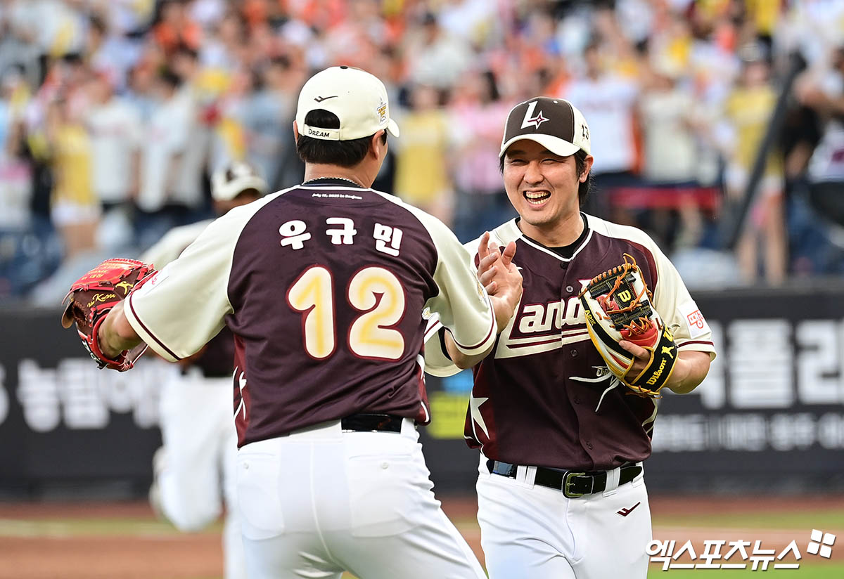 12일 오후 대전 한화생명볼파크에서 열린 '2025 신한 SOL Bank KBO 올스타전' 드림 올스타와 나눔 올스타의 경기, 2회말 종료 후 드림 우규민과 최정이 하이파이브를 나누고 있다. 대전, 박지영 기자