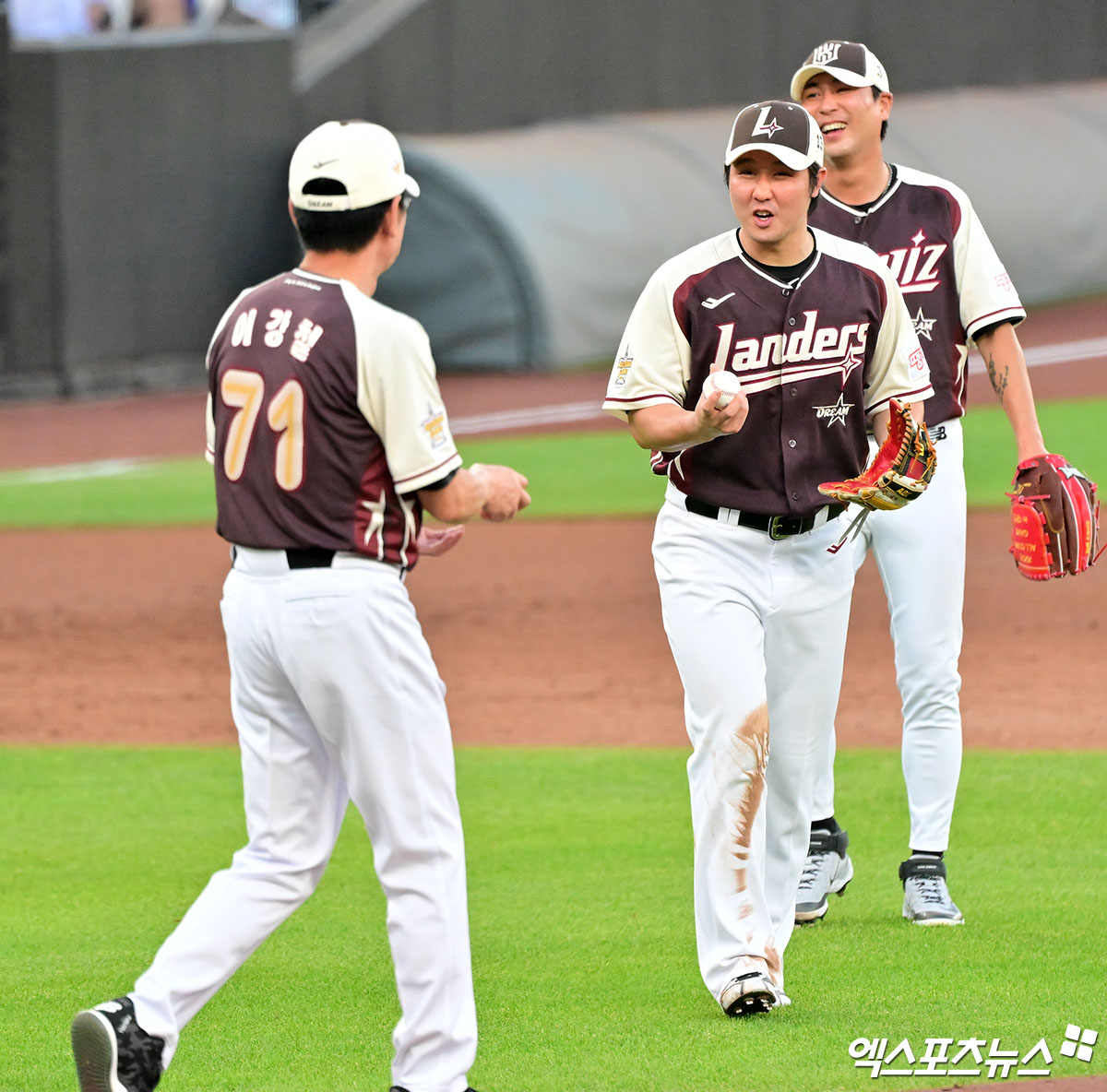 12일 오후 대전한화생명볼파크에서 열린 '2025 신한 SOL Bank KBO 올스타전' 드림 올스타와 나눔 올스타의 경기, 나눔 올스타 최정이 마운드로 향하고 있다. 대전, 김한준 기자