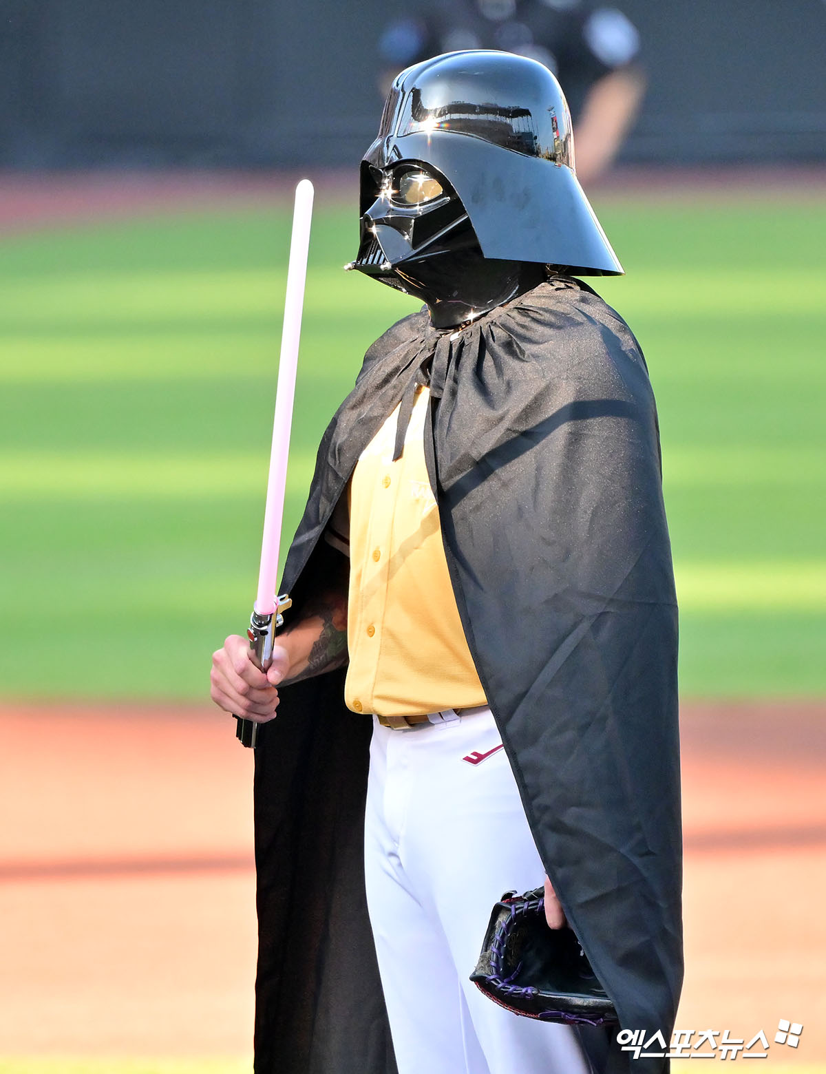 12일 오후 대전한화생명볼파크에서 열린 '2025 신한 SOL Bank KBO 올스타전' 드림 올스타와 나눔 올스타의 경기, 1회초 나눔 올스타 폰세가 입장하고 있다. 대전, 김한준 기자