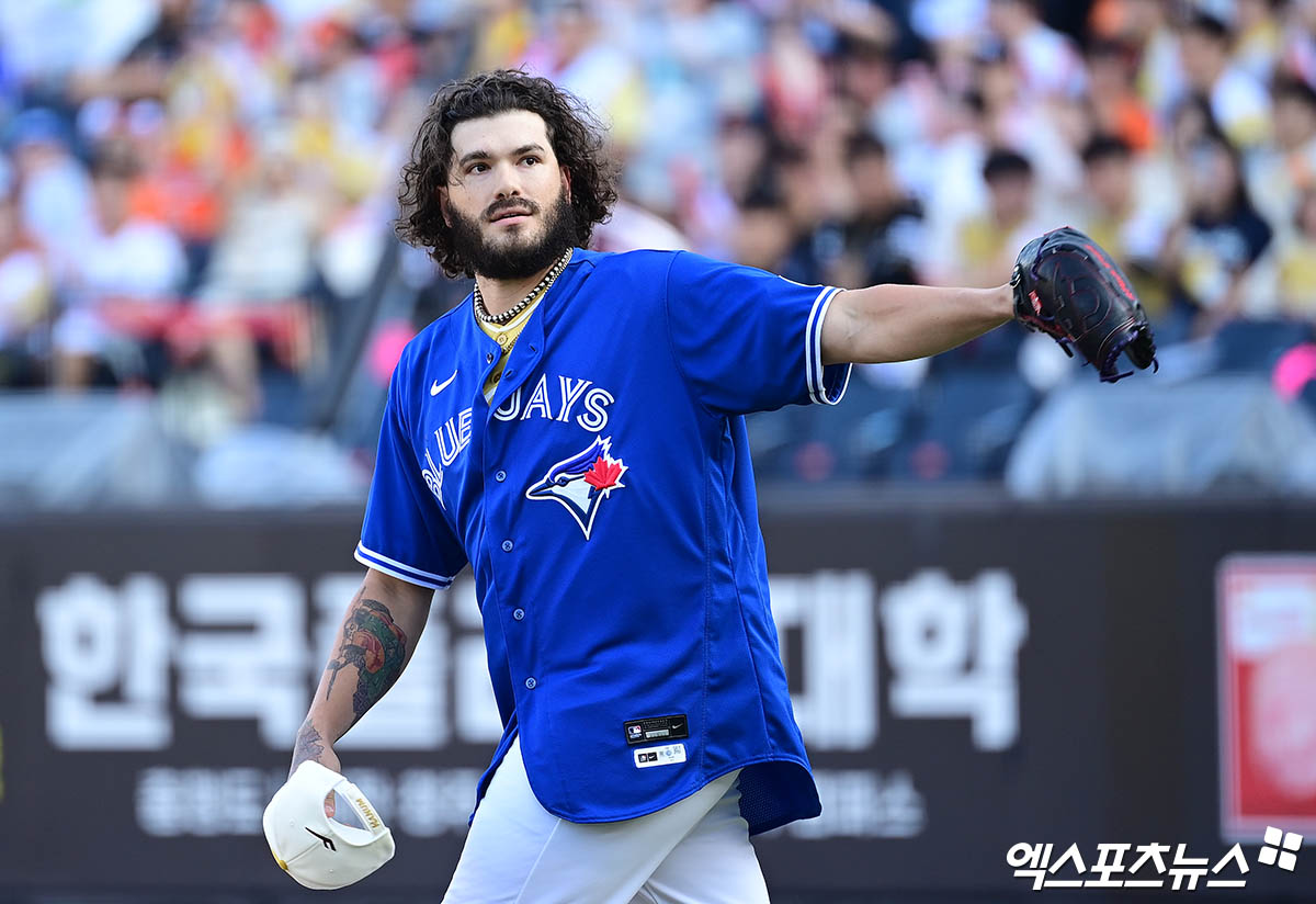 12일 오후 대전 한화생명볼파크에서 열린 '2025 신한 SOL Bank KBO 올스타전' 드림 올스타와 나눔 올스타의 경기, 1회초 나눔 선발투수 폰세가 류현진의 토론토 블루제이스 유니폼을 입고 피칭을 준비하고 있다. 대전, 박지영 기자