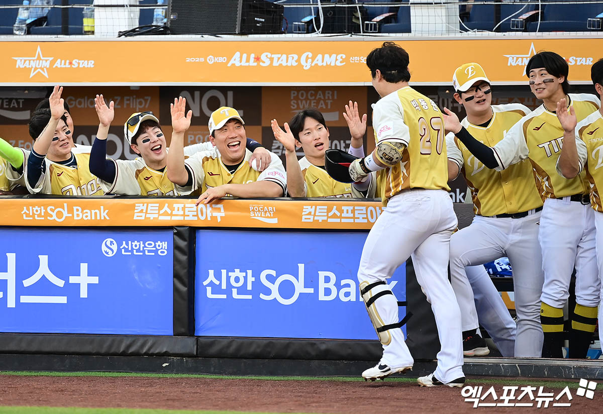 12일 오후 대전 한화생명볼파크에서 열린 '2025 신한 SOL Bank KBO 올스타전' 드림 올스타와 나눔 올스타의 경기, 1회말 2사 2루 나눔 박동원이 드림 선발투수 박세웅 상대로 투런 홈런을 때려내고 있다. 엑스포츠뉴스 대전, 박지영 기자