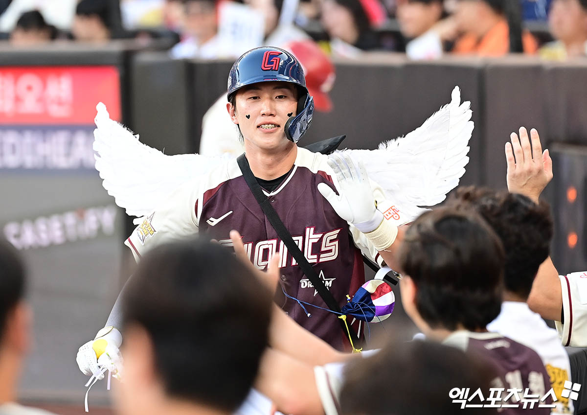 12일 오후 대전 한화생명볼파크에서 열린 '2025 신한 SOL Bank KBO 올스타전' 드림 올스타와 나눔 올스타의 경기, 3회초 무사 1루 드림 구자욱의 1타점 적시 2루타 때 1루주자 전민재가 득점을 올린 뒤 더그아웃에서 동료들과 하이파이브를 나누고 있다. 대전, 박지영 기자