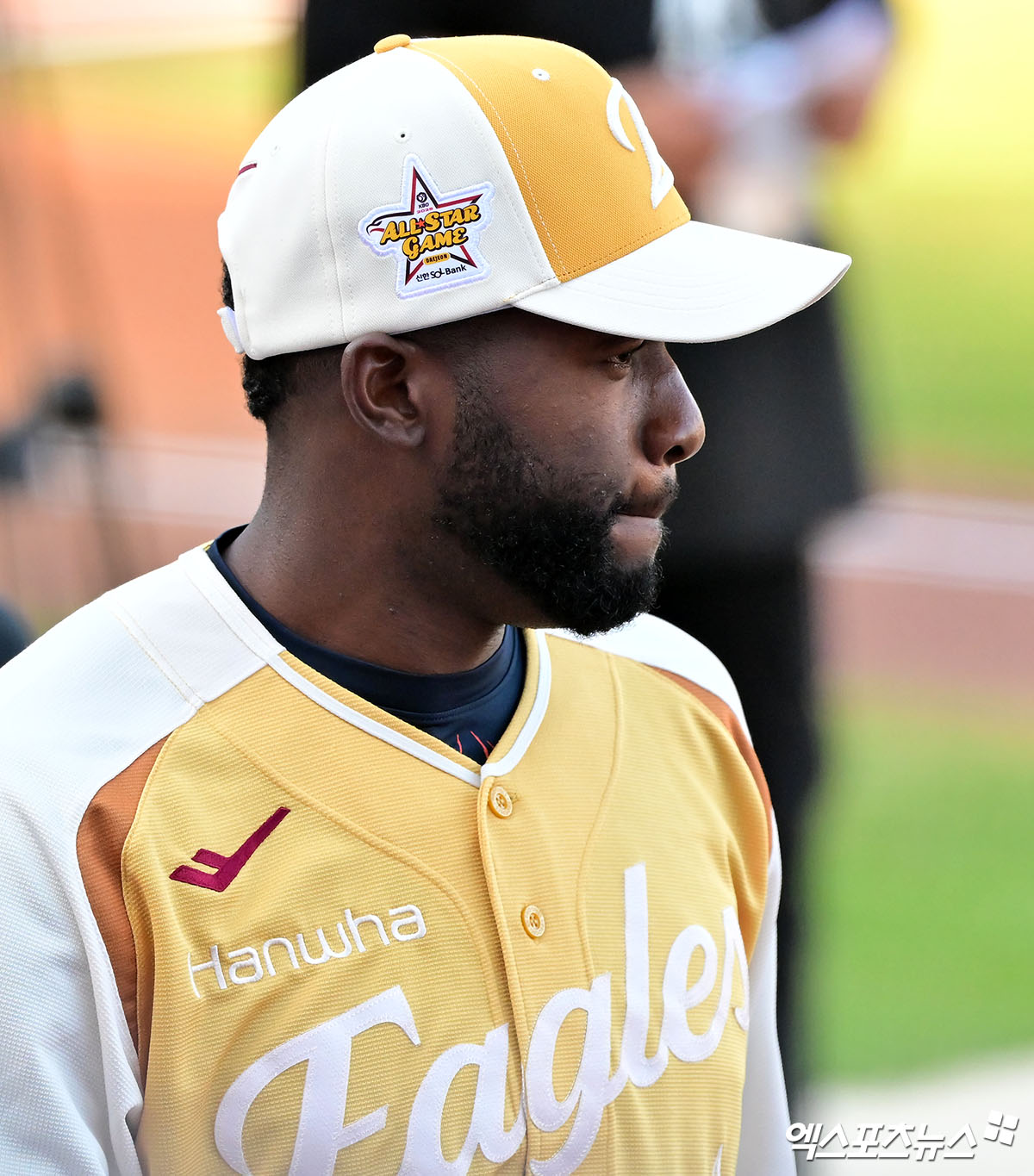 12일 오후 대전한화생명볼파크에서 열린 '2025 신한 SOL Bank KBO 올스타전' 드림 올스타와 나눔 올스타의 경기, 경기 전 한화 플로리얼이 기념촬영을 위해 이동하고 있다. 대전, 김한준 기자