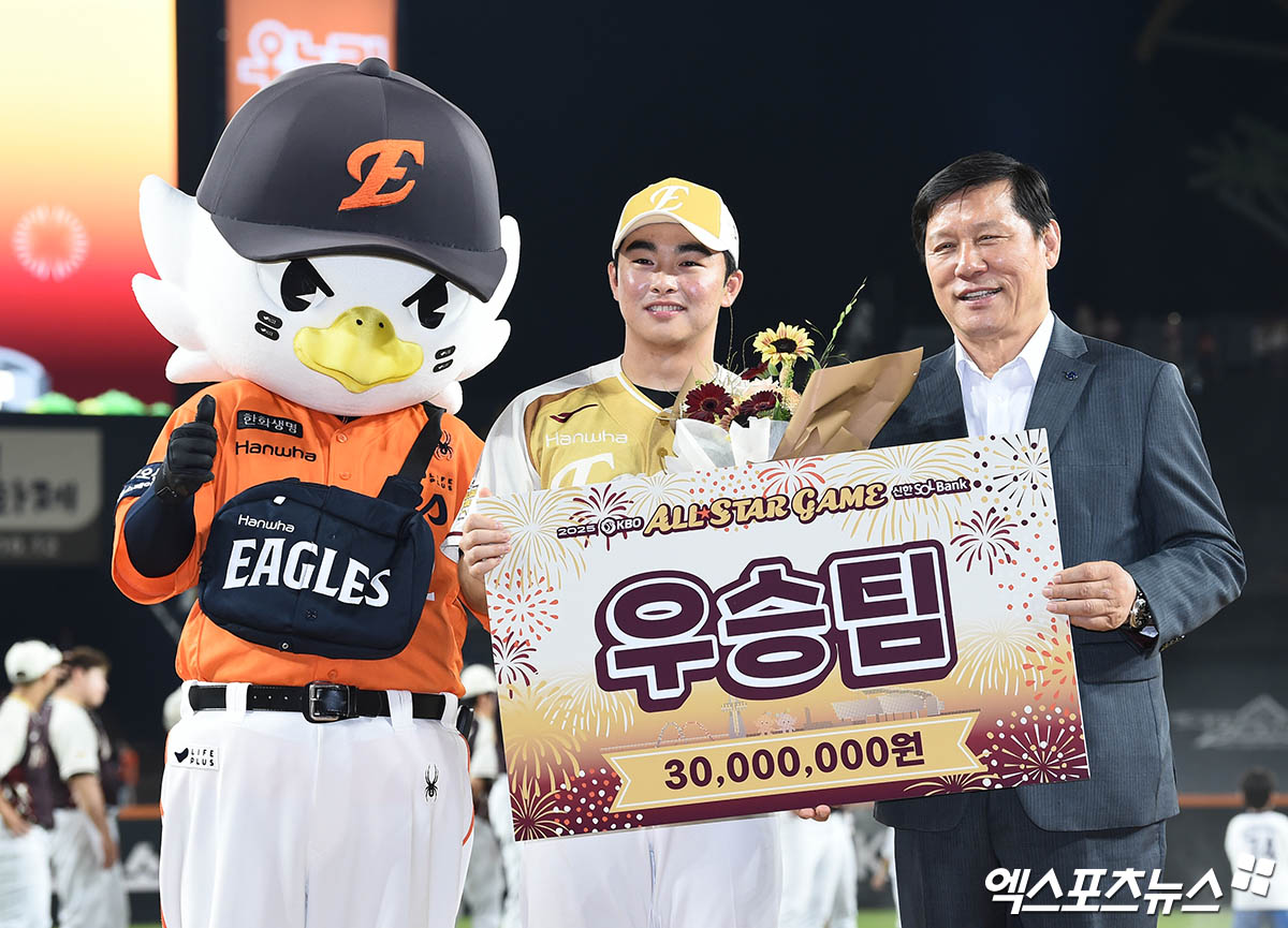 12일 오후 대전 한화생명볼파크에서 열린 '2025 신한 SOL Bank KBO 올스타전' 드림 올스타와 나눔 올스타의 경기, 나눔이 8:6의 스코어로 승리했다. 경기 종료 후 나눔 문현빈이 우승팀 수상 기념 촬영을 하고 있다. 엑스포츠뉴스 대전, 박지영 기자