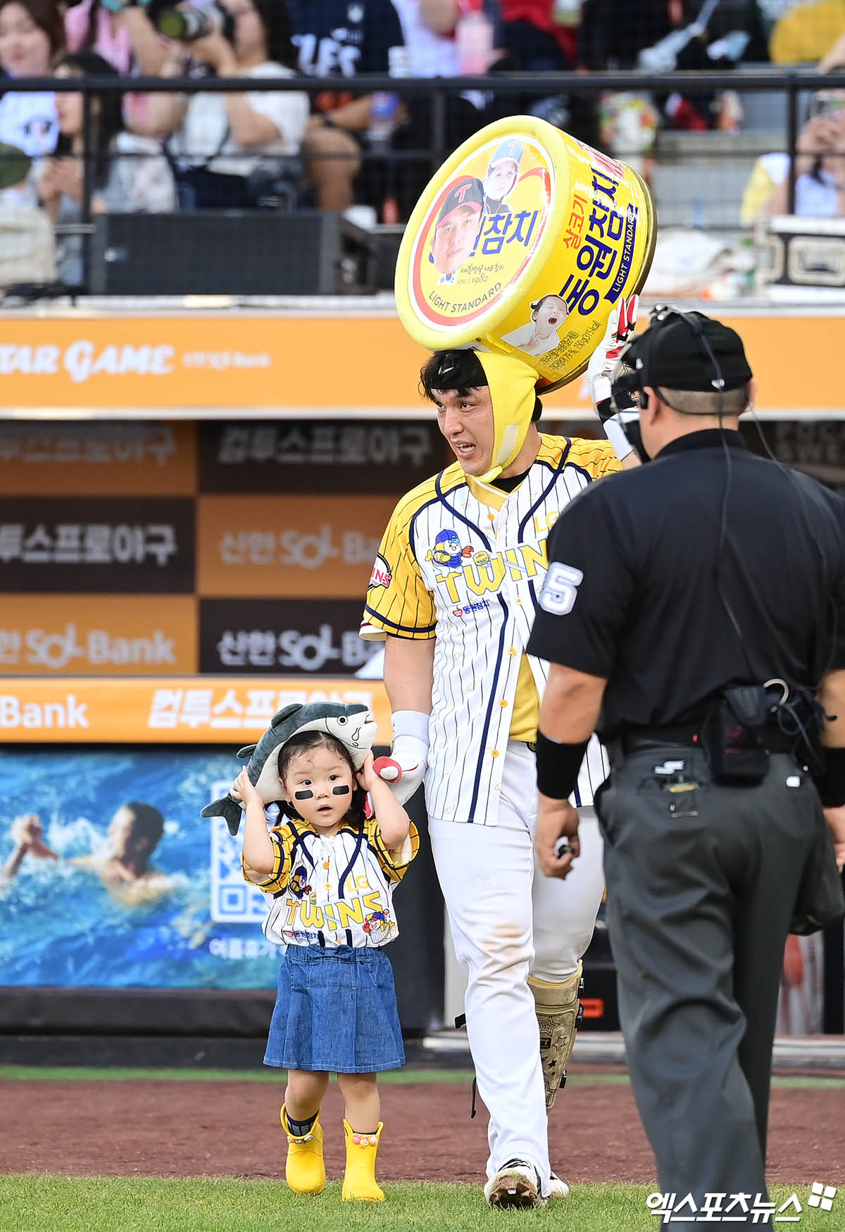 12일 오후 대전 한화생명볼파크에서 열린 '2025 신한 SOL Bank KBO 올스타전'에서 나눔 박동원이 동원참치 퍼포먼스를 선보이며 등장하고 있다. 대전, 박지영 기자