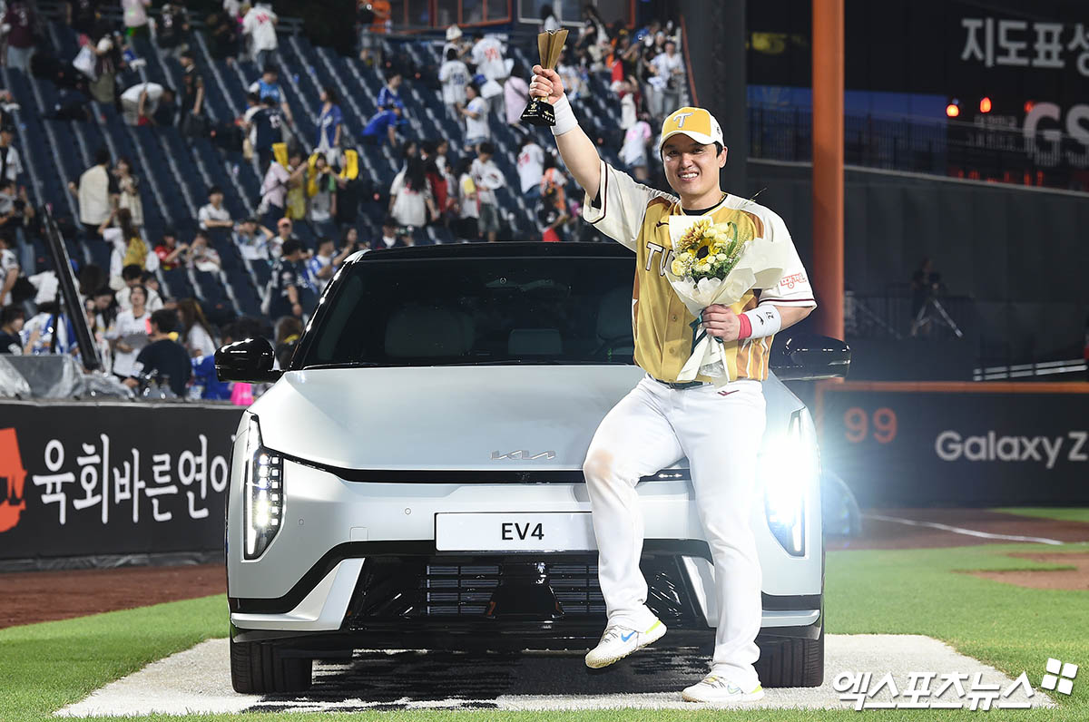 12일 오후 대전 한화생명볼파크에서 열린 '2025 신한 SOL Bank KBO 올스타전'에서 나눔 박동원이 MVP를 수상한 뒤 부상으로 받은 차량과 함께 기념촬영하고 있다. 대전, 박지영 기자