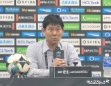 日 감독 "중국에 월드컵 예선 멤버 많더라…한일전 매우 어려울 것"→3군으로 중국 2-0 격파, 선수단 칭찬  [현장인터뷰]
