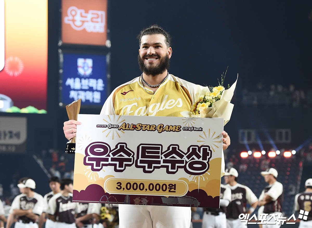 12일 오후 대전 한화생명볼파크에서 열린 '2025 신한 SOL Bank KBO 올스타전' 드림 올스타와 나눔 올스타의 경기, 나눔이 8:6의 스코어로 승리했다.  경기 종료 후 나눔 폰세가 우수 투수상 수상 기념 촬영을 하고 있다. 대전, 박지영 기자