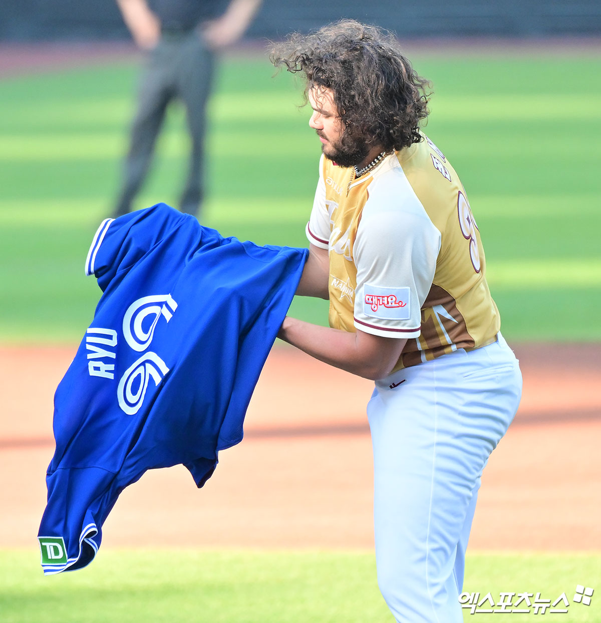 12일 오후 대전 한화생명볼파크에서 열린 '2025 신한 SOL Bank KBO 올스타전' 드림 올스타와 나눔 올스타의 경기, 나눔 선발투수 폰세가 류현진 유니폼을 입고 있다. 대전, 김한준 기자